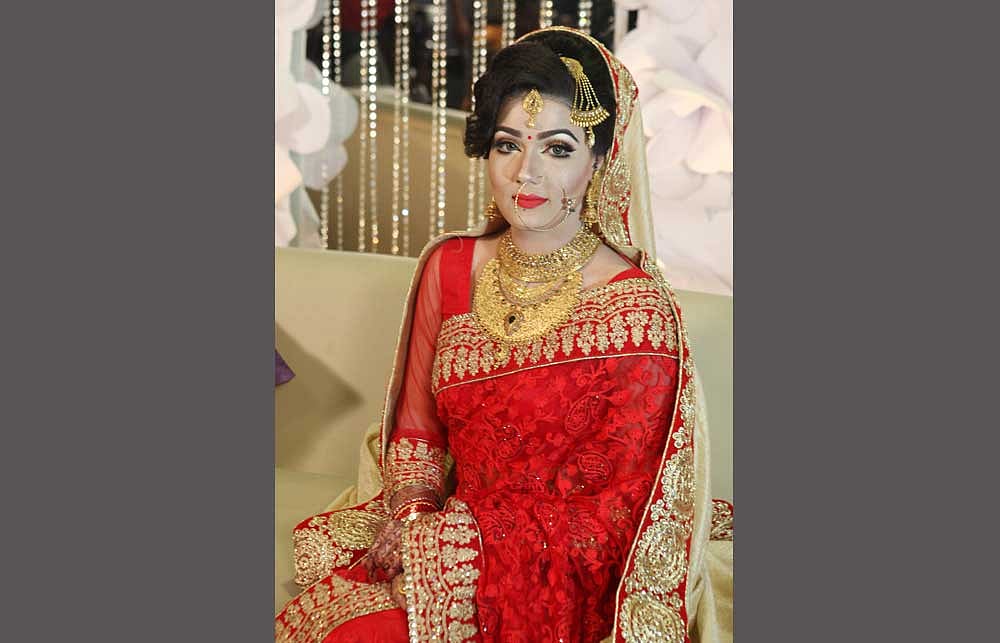 রাজধানীর উত্তরার একটি রেস্তোরাঁয় বধূ বেশে সাংবাদিকদের সামনে আসেন অভিনেত্রী মাহিয়া মাহি। ছবি: খালেদ সরকার