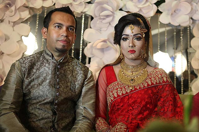 গতকাল বিয়ের সন্ধ্যায় এক ফ্রেমে পারভেজ মাহমুদ অপু ও মাহিয়া মাহি। ছবি: খালেদ সরকার