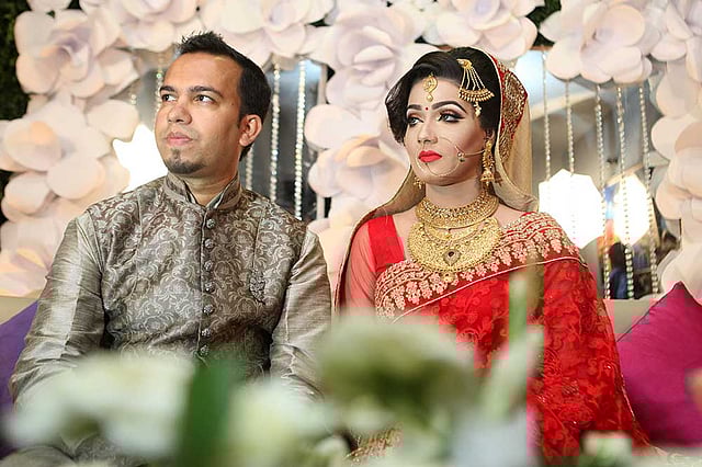 নতুন জীবন শুরু করলেন অপু ও মাহি। ছবি: খালেদ সরকার