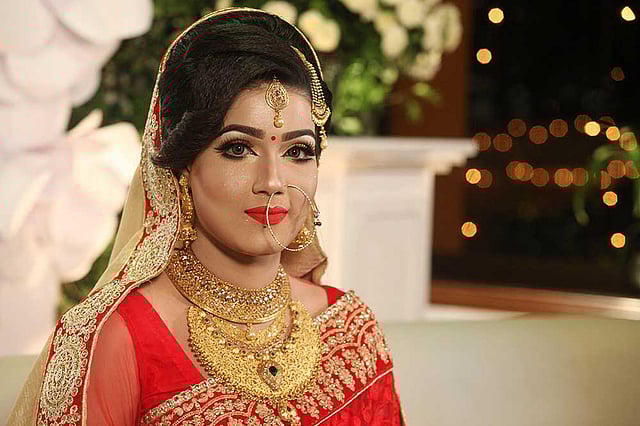 চলচ্চিত্রের কোনো চরিত্রের জন্য নয়, সত্যিকারে বউ সাজলেন মাহি। ছবি: খালেদ সরকার