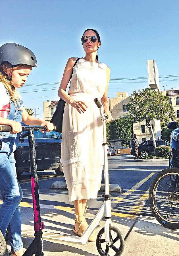 মেয়ে ভিভিয়েনের সঙ্গে মাইক্রো স্কুটারে অ্যাঞ্জেলিনা জোলি