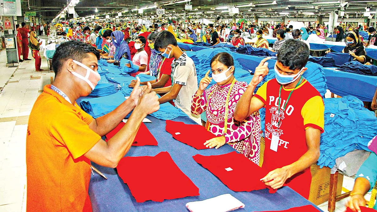 গাজীপুরের কোনাবাড়ীর জরুন এলাকায় কেয়া গ্রুপের পোশাক কারখানায় কর্মরত ৬ হাজার ৪৬১ জন শ্রমিকের মধ্যে ৯৬৬ জনই শ্রবণ ও বাক্প্রতিবন্ধী। কাজের সময় নিজেদের মধ্যে ইশারা ভাষা ব্যবহার করেন তাঁরা l ছবি: জিয়া ইসলাম