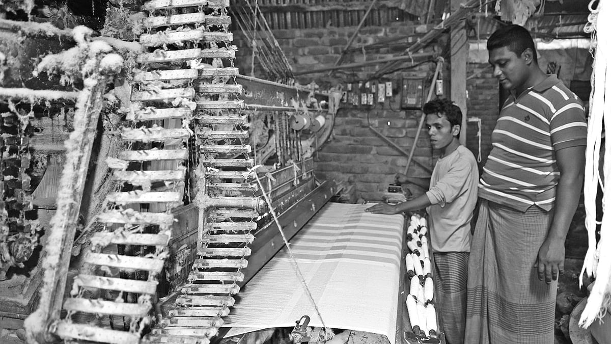 গাজীপুরের কালীগঞ্জ উপজেলার খঞ্জনা গ্রামে একটি কারখানায় তৈরি হচ্ছে তোয়ালে। ছবিটি সম্প্রতি তোলা l প্রথম আলো