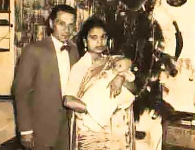 ছেলে হানিফকে কোলে নিয়ে স্বামী পিটার আইকের পাশে চাঁদ সুলতানা l ছবি: পারিবারিক অ্যালবাম