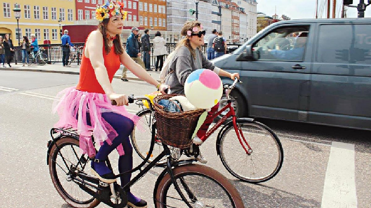 কোপেনহেগেনে মেয়েরা সাইকেলে চড়ে নিরাপদে ঘুরে বেড়ায় l ছবি: সংগৃহীত