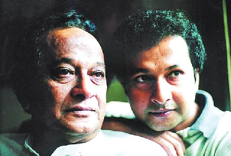 রাজ্জাক ও তাঁর ছেলে বাপ্পা রাজের কোনো এক মুহূর্তের ছবি