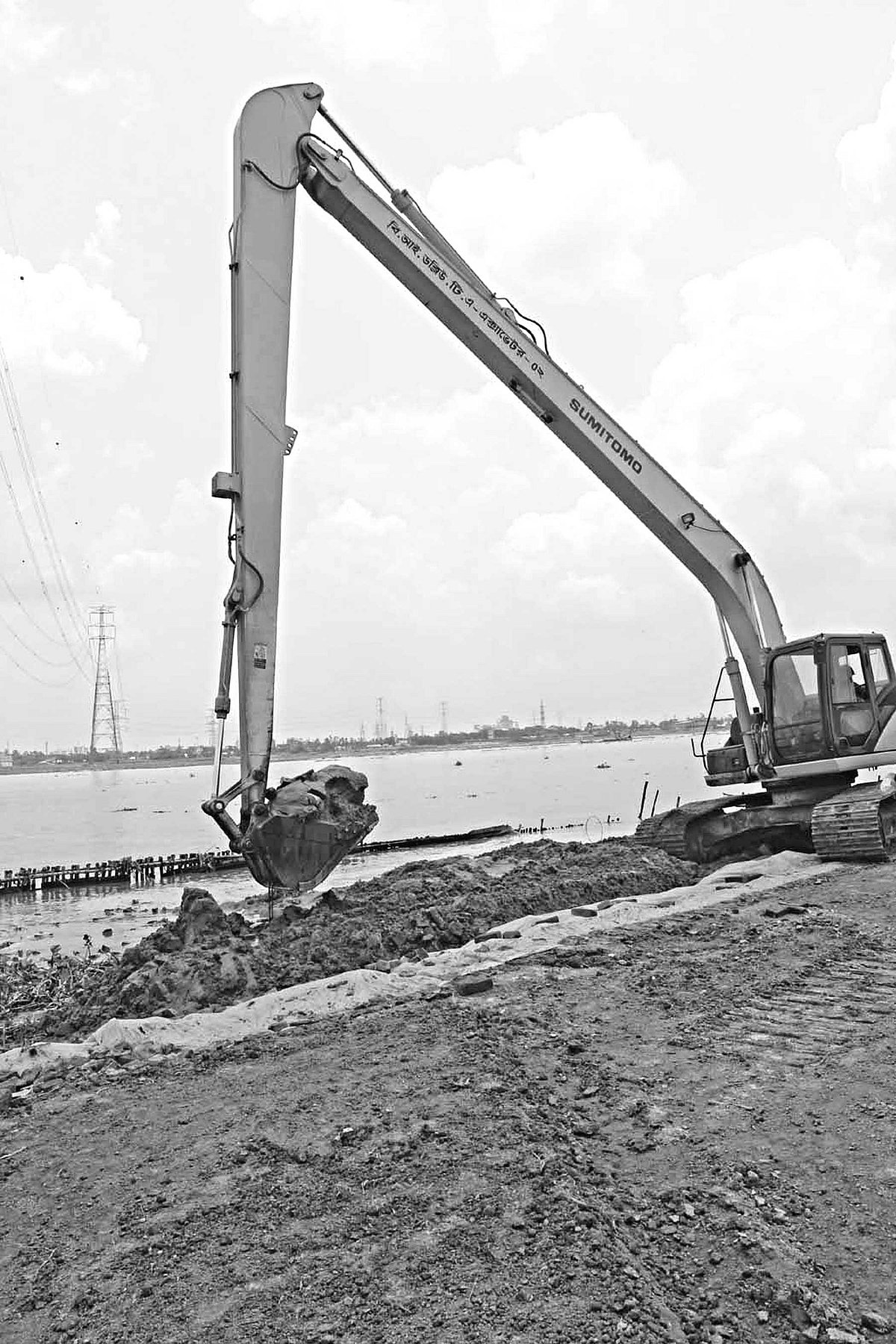 বিআইডব্লিউটিএ গতকাল মুন্সিগঞ্জের মিরকাদিম বন্দরসংলগ্ন ধলেশ্বরী নদীতে উচ্ছেদ অভিযান পরিচালনা করে। এই সময় নদীতে পাইলিং করে নির্মিত বিভিন্ন স্থাপনা উচ্ছেদ করা হয় l ছবি: প্রথম আলো