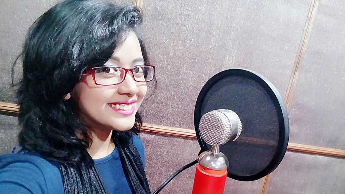 স্টুডিওতে গান গাইবার সময় ঐশী