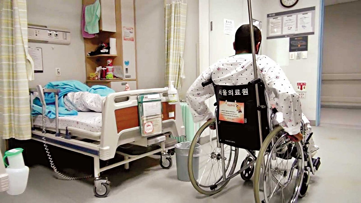 দক্ষিণ কোরিয়ার একটি হাসপাতালে ভাগ্যবিড়ম্বিত নুরুল হক। ছবি: সংগৃহীত