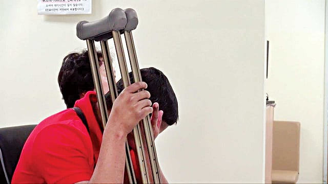 এ-যাত্রা আলোকচিত্রীকে নিজের মুখ দেখাতে চান না নুরুল হক। কিন্তু স্বপ্ন দেখেন আবারও ঘুরে দাঁড়ানোর। ছবি: সংগৃহীত