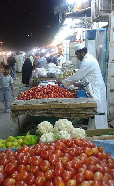 সৌদি আরবের মক্কায় নাক্কাসা বাজারে সস্তায় বাংলাদেশি সবজি, ফল ও মাছ পাওয়া যায়। ছবি: প্রথম আলো