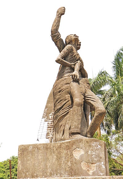 অমর একুশে ভাস্কর্যের নিচের অংশ থেকে  খসে পড়ছে পলেস্তারা ছবি: প্রথম অালো