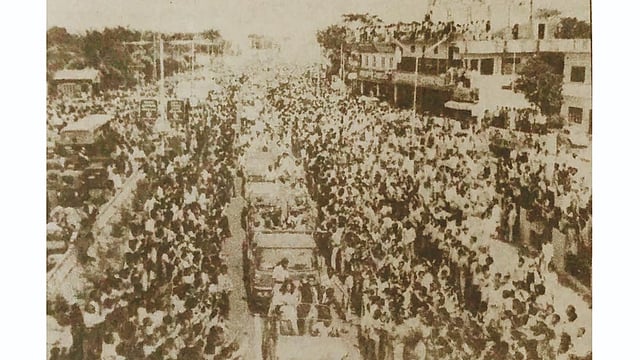 বিমানবন্দরের আনুষ্ঠানিকতা শেষে আলীকে নিয়ে গাড়ির শোভাযাত্রা রওনা দেয় রাষ্ট্রীয় অতিথিশালার দিকে। আলী ও ভেরোনিকা বসেন শোভাযাত্রার অগ্রভাগে থাকা ১৯১৯ সালে তৈরি এককালে দিনাজপুরের মহারাজা গিরিজা নাথের হুড-খোলা রোলস রয়েস গাড়িতে। পাশে জনতার ঢল। ছবি: সংগৃহীত