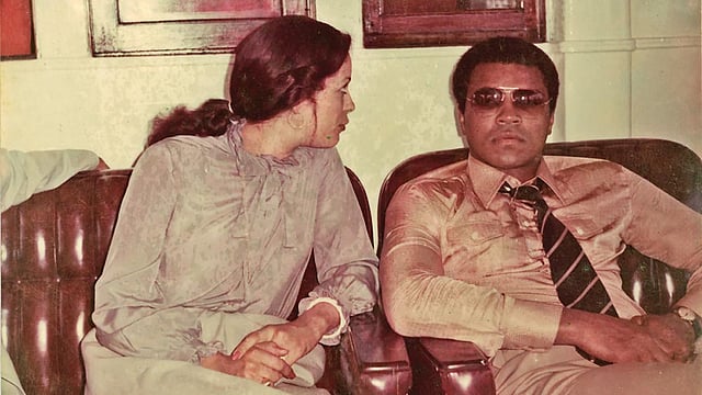 স্টিমার গাজীতে করে আলী প্রায় আড়াই ঘণ্টা ধরে ঘুরে বেড়ান বুড়িগঙ্গা, শীতলক্ষ্যা ও ধলেশ্বরী নদীতে। স্টিমারে বসে আলীর সঙ্গে কথা বলছেন তাঁর স্ত্রী ভেরোনিকা। ছবি: সংগৃহীত