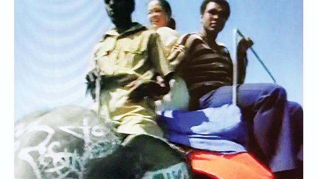 ঢাকা থেকে বিশেষ বিমানে কক্সবাজারে যান মোহাম্মদ আলী ও তাঁর সফরসঙ্গীরা। কক্সবাজারে হাতির পিঠে আলী ও তাঁর স্ত্রী ভেরোনিকা। ছবি: সংগৃহীত