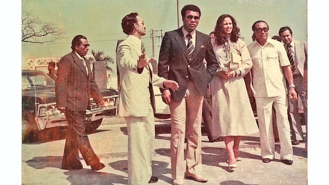 সফরসঙ্গীদের নিয়ে নৌবিহারের জন্য মোহাম্মদ আলী পাগলা ঘাটে যান। আলীকে এখানে অভ্যর্থনা জানান বিআইডব্লিউটিসির চেয়ারম্যান এয়ার কমোডর মঈনুল ইসলাম। আলীর জন্য স্টিমার গাজী মনোরমভাবে সাজানো হয়েছিল। গাজীতে করে আলী রওনা দেন মুন্সিগঞ্জের দিকে। ছবি: সংগৃহীত