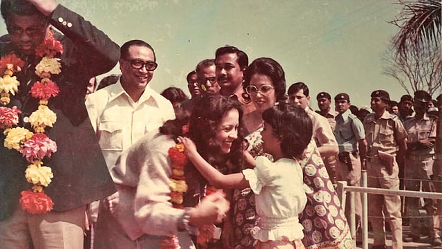 পাগলা ঘাটে আলীর স্ত্রী ভেরোনিকাকে ফুলের মালা পরিয়ে দিচ্ছেন এক শিশু। শিশু-কিশোর ও তরুণেরা মোহাম্মদ আলীকেও মালা পরিয়ে দেয়। ছবি: সংগৃহীত