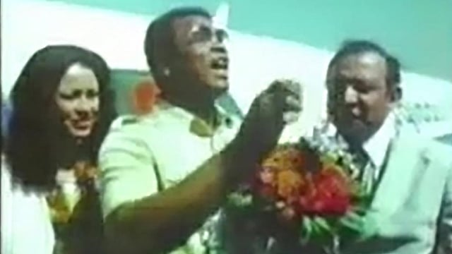 বাংলাদেশ ছেড়ে চলে যাওয়ার আগ মুহূর্তে বিমানের সামনে মোহাম্মদ আলী। ছবি: সংগৃহীত