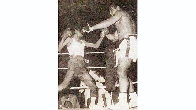 ঢাকা স্টেডিয়ামে বাংলাদেশের ১২ বছর বয়সী মোহাম্মদ গিয়াসউদ্দীনের সঙ্গে মুষ্টিযুদ্ধে বিশ্ব চ্যাম্পিয়ন মোহাম্মদ আলী। ছবি: সংগৃহীত