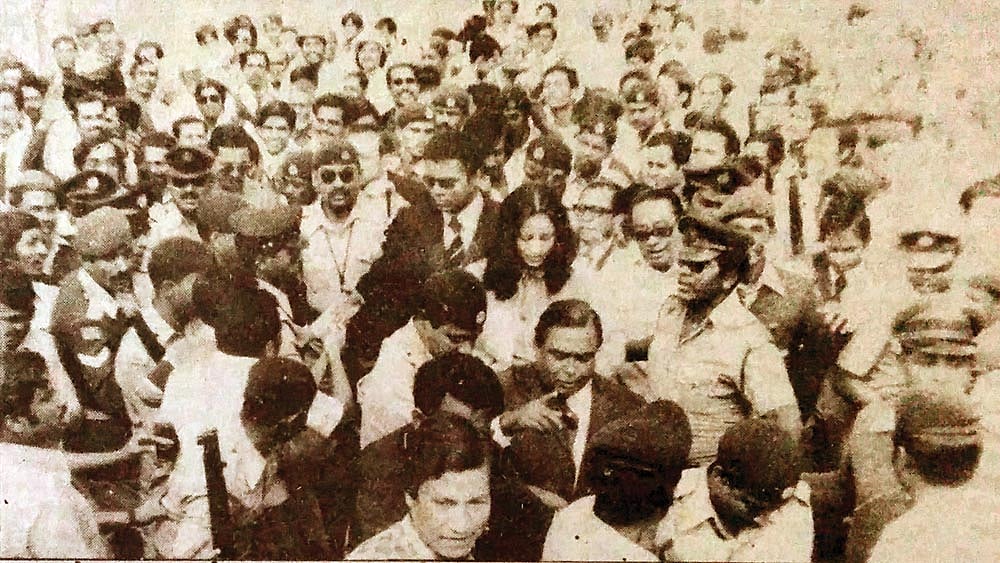 বক্সিং কিংবদন্তি মোহাম্মদ আলী ১৯৭৮ সালের ১৮ ফেব্রুয়ারি বাংলাদেশে আসেন। মোহাম্মদ আলীর সঙ্গে সেদিন ঢাকায় আসেন তাঁর স্ত্রী ওই সময়ের বিখ্যাত মডেল ভেরোনিকা পরশে, মেয়ে লায়লা আলী, ভাই, বাবা ও মা। এ সময় তেজগাঁও বিমানবন্দরে ভক্তরা তাঁকে ঘিরে ধরেন। ছবি: সংগৃহীত