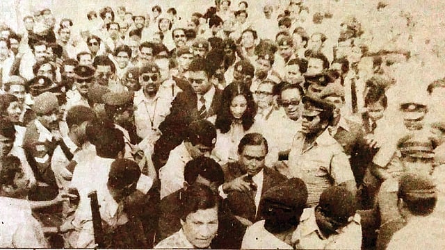 বক্সিং কিংবদন্তি মোহাম্মদ আলী ১৯৭৮ সালের ১৮ ফেব্রুয়ারি বাংলাদেশে আসেন। মোহাম্মদ আলীর সঙ্গে সেদিন ঢাকায় আসেন তাঁর স্ত্রী ওই সময়ের বিখ্যাত মডেল ভেরোনিকা পরশে, মেয়ে লায়লা আলী, ভাই, বাবা ও মা। এ সময় তেজগাঁও বিমানবন্দরে ভক্তরা তাঁকে ঘিরে ধরেন। ছবি: সংগৃহীত