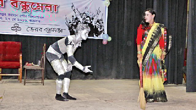 কিশোরগঞ্জ বন্ধুসভার রিফাত ইসলাম ও তাইবার পরিবেশনা