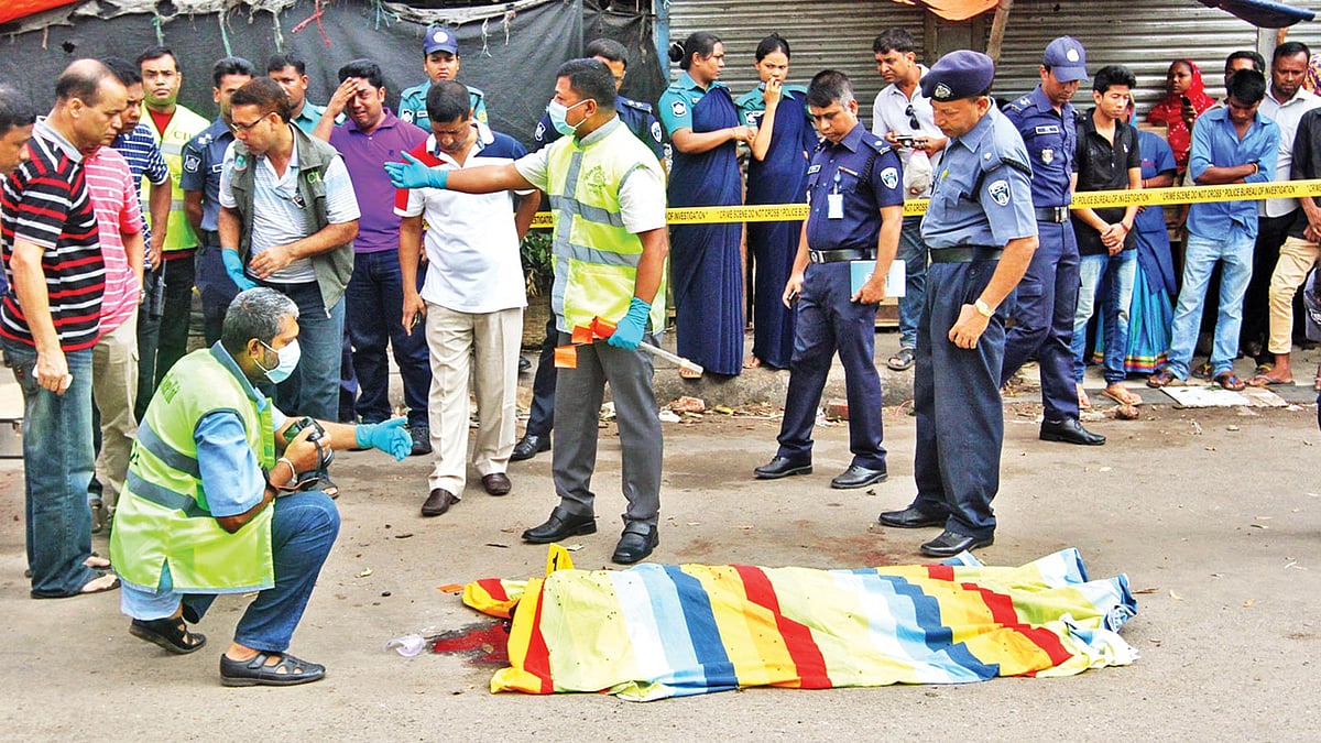 চাদর দিয়ে ঢেকে রাখা হয়েছে লাশ। ঘটনাস্থল থেকে আলামত সংগ্রহ করছেন সিআইডির ক্রাইম সিন ইউনিটের সদস্যরা। গতকাল সকালে ছেলেকে স্কুলবাসে তুলে দিতে যাওয়ার সময় রাস্তায় গুলি ও ছুরিকাঘাতে হত্যা করা হয় পুলিশ কর্মকর্তার স্ত্রী মাহমুদা খানমকে। চট্টগ্রাম নগরের জিইসি এলাকা থেকে গতকাল সকাল আটটায় তোলা ছবি l সৌরভ দাশ