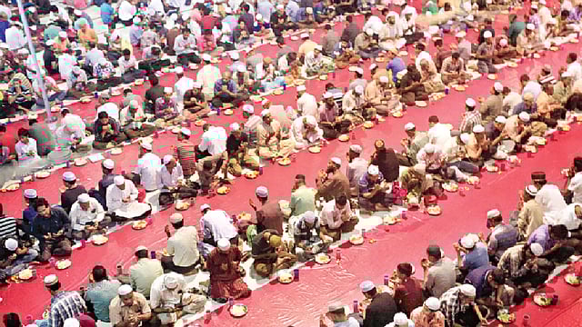 ইফতারের সময় দোয়া কবুলের সময়। বায়তুল মোকাররম জাতীয় মসজিদ থেকে ছবিটি তুলেছেন আশরাফুল আলম
