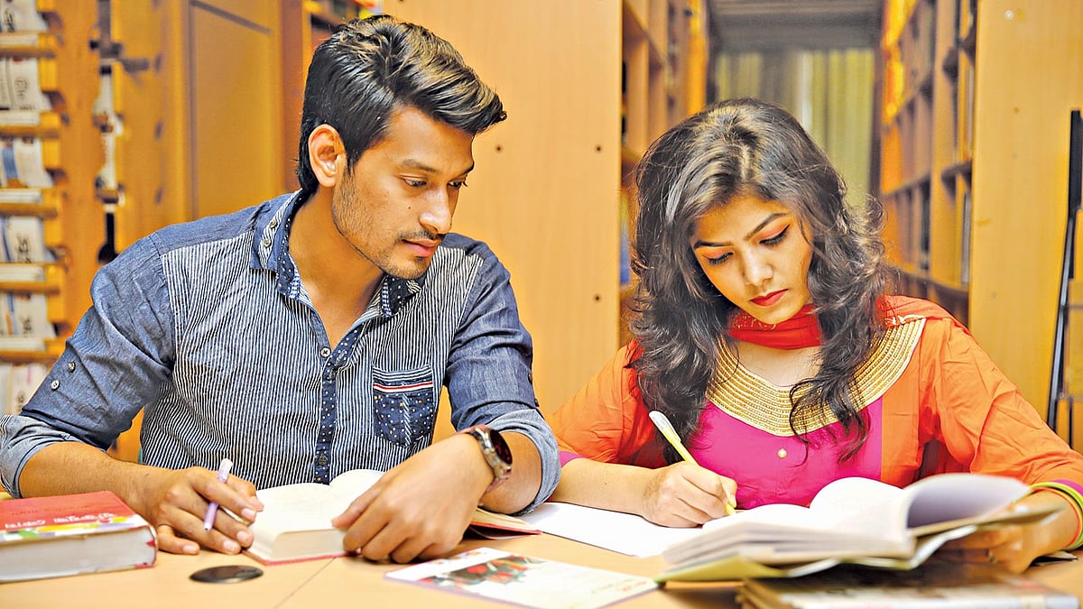 পড়তে বসলে সামনের কয়েক ঘণ্টায় কী পড়বেন, সেটা লিখে ফেলুন। ছবি: প্রথম আলো