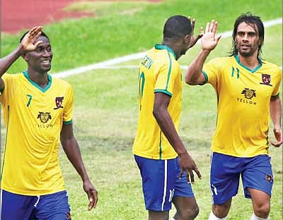 একই ছবিতে শেখ জামালের তিন গোলদাতা। হ্যাটট্রিকের পথে নিজের দ্বিতীয় গোলটি করে ল্যান্ডিং একটু বেশিই খুশি (বাঁয়ে)। ওয়েডসন আর এনামুলকে দেখেও অবশ্য মনে হচ্ছে গোলটি বুঝি তাঁদের কেউ একজন করেছেন। কাল বঙ্গবন্ধু স্টেডিয়ামে l ছবি: জাহিদুল করিম