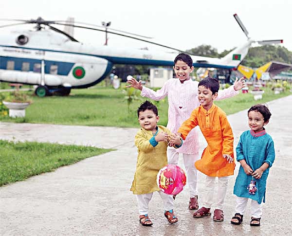 আরাম পাবে এমন কাপড়ের তৈরি পাঞ্জাবি বেছে নেওয়া ভালো। মডেল: শারাফ, সাদাব, রাফিদ ও নাওয়াফ