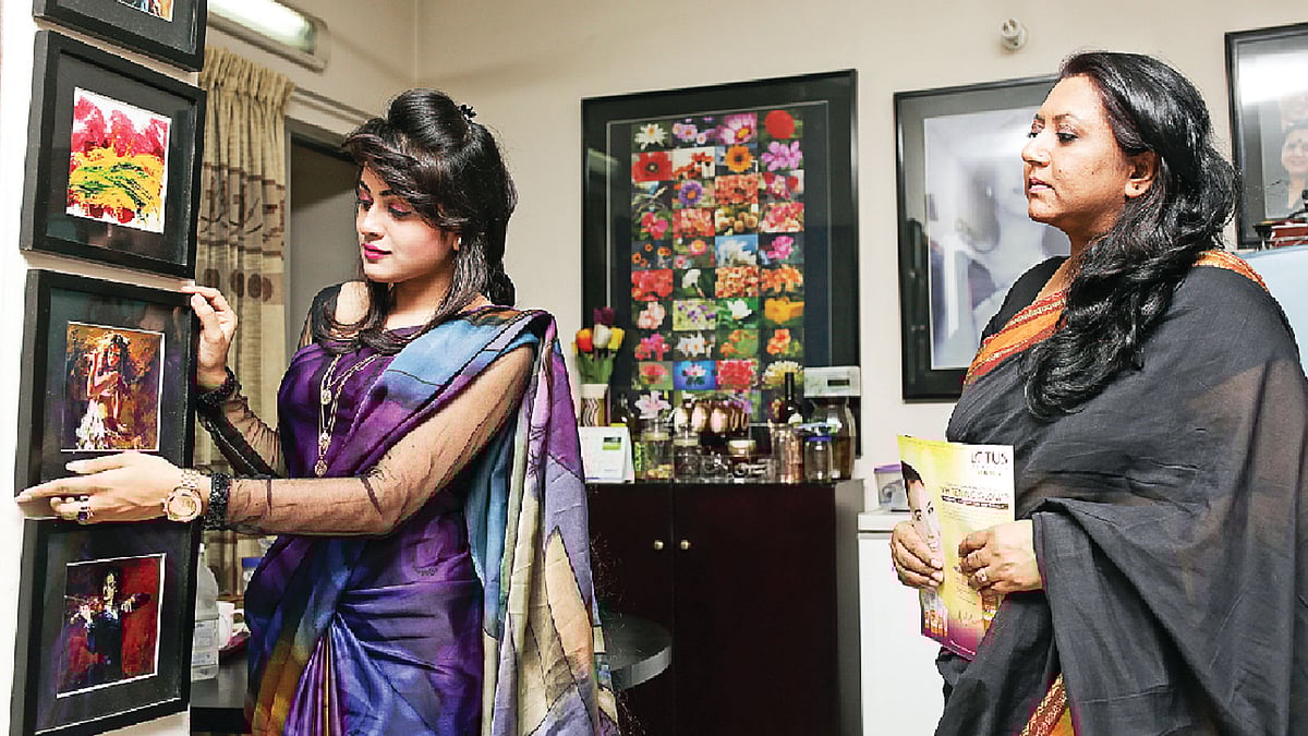 ঘর সাজানো িনেয় বউ শাশুড়ির মধ্যে যেন ভুল বোঝাবুঝি না হয়। মডেল: তাজিন ও রায়না মাহমুদ, ছবি: কবির হোসেন