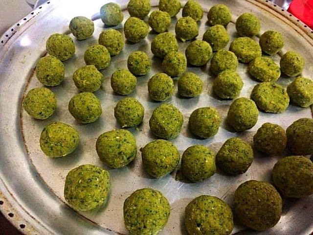 গোল করে বানানো ফালাফেল।