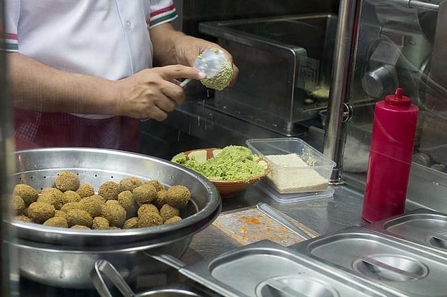 ফালাফেল বানানো চলছে।