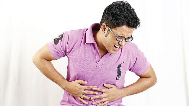 ভাজা–পোড়া ও চর্বিজাতীয় খাবার থেকে অ্যাসিডিটির সমস্যা হতে পারে। মডেল: রনি, ছবি: অধুনা