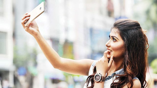 হাল ফ্যাশনের সঙ্গে কতটা মানানসই, স্মার্টফোন ব্যবহারকারীরা এখন সেটাও মাথায় রাখেন। মডেল: মাহি, ছবি: কবির হোসেন