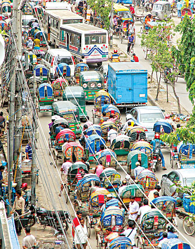 পুরান ঢাকার বাহাদুর শাহ পার্ক থেকে রায় সাহেব বাজার, ইংলিশ রোডের পুরো এলাকায় সারা দিন যানজট লেগে থাকে। ছবিটি গতকাল দুপুরের l প্রথম আলো