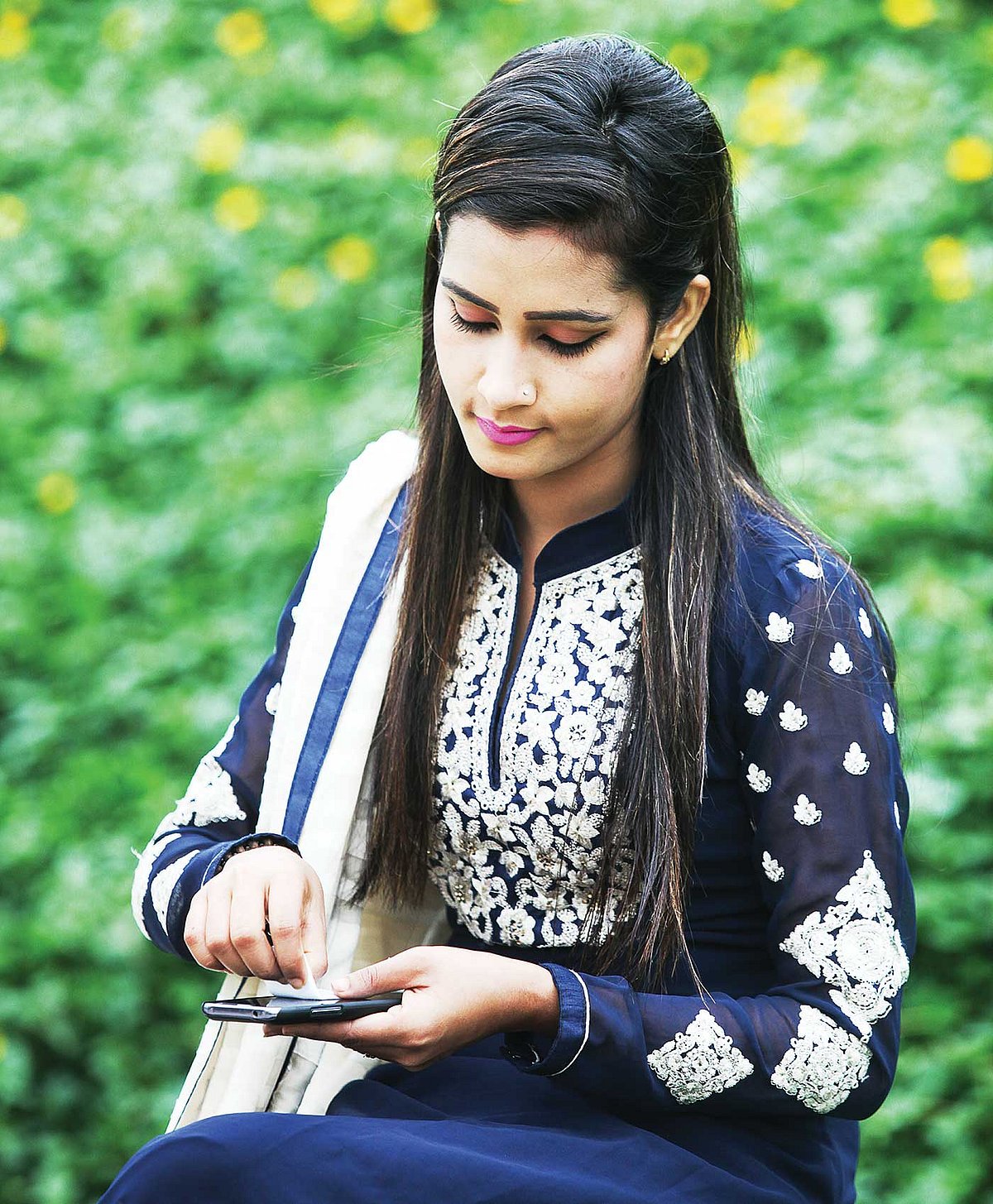 টিস্যু বা নরম কাপড় দিয়ে মুছতে পারেন ফোনের পর্দা। ​মডেল: অপর্ণা, ছবি: খালেদ সরকার