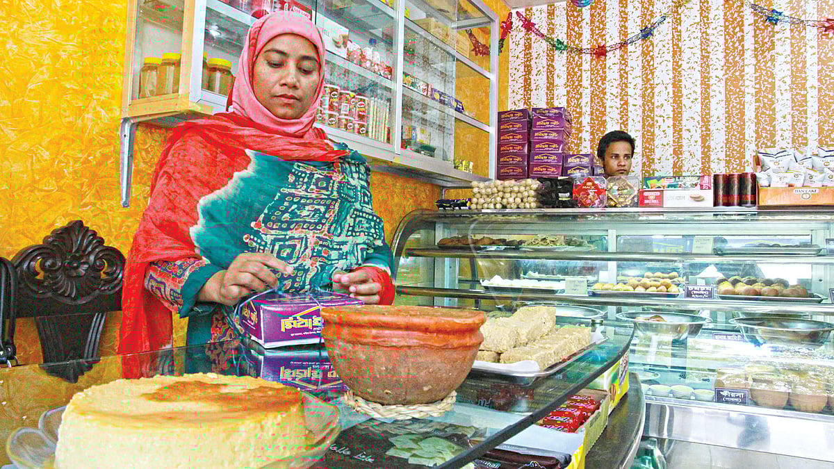 দেশের নানা জায়গা থেকে ঐতিহ্যবাহী সব মিষ্টি এনে বিক্রি করে মিঠাই বাড়ি। রোজী ইসলামসহ সিলেটের তিন নারী উদ্যোক্তা এটি চালান l ছবি: প্রথম আলো