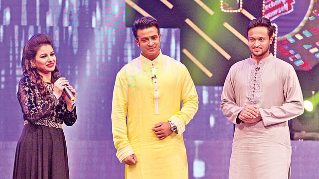 ‘সাকিব বনাম শাকিব’ অনুষ্ঠানে (বাঁ থেকে) সঞ্চালক নিশো, চিত্রনায়ক শাকিব ও ক্রিকেটার সাকিব