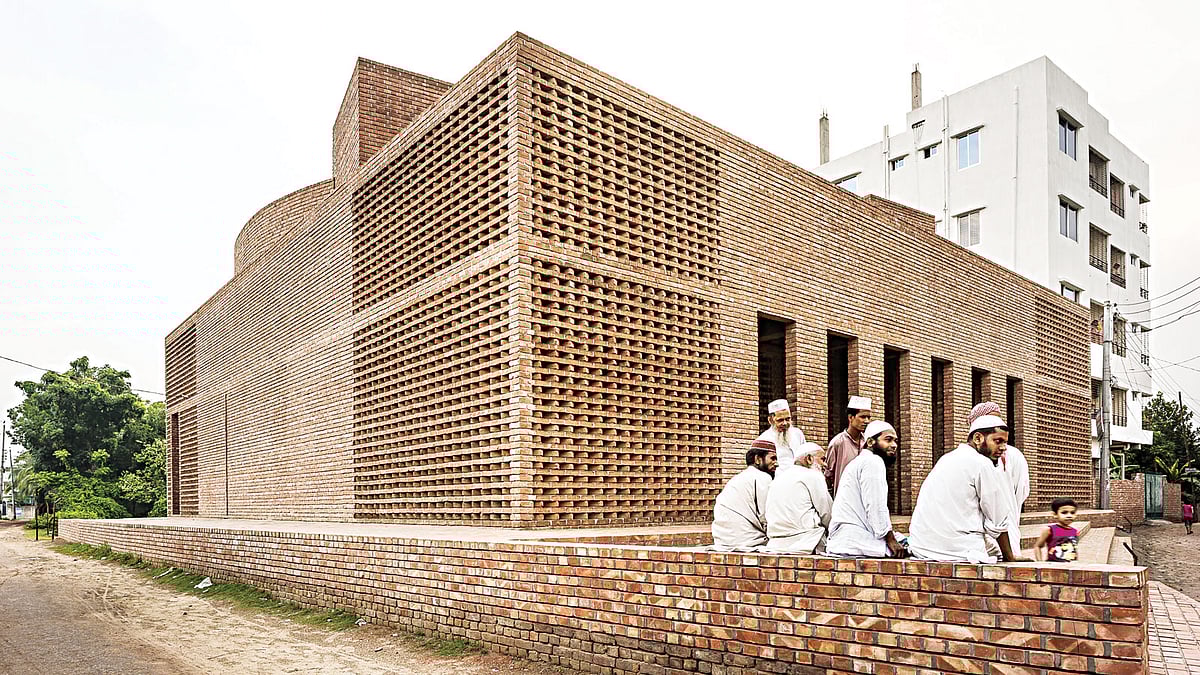 রাজধানীর দক্ষিণখান থানার ফায়দাবাদের বায়তুর রউফ মসজিদ। আগা খান স্থাপত্য পুরস্কারের জন্য এ বছর চূড়ান্ত মনোনয়ন পাওয়া বাংলাদেশের দুটি স্থাপনার একটি l ছবি: প্রথম আলো