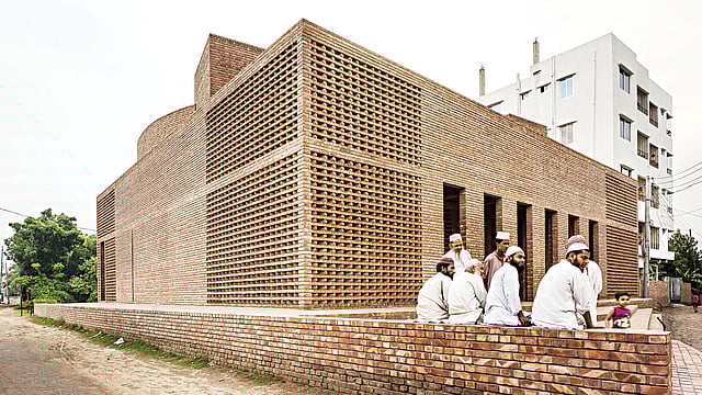 রাজধানীর দক্ষিণখান থানার ফায়দাবাদের বায়তুর রউফ মসজিদ। আগা খান স্থাপত্য পুরস্কারের জন্য এ বছর চূড়ান্ত মনোনয়ন পাওয়া বাংলাদেশের দুটি স্থাপনার একটি l ছবি: প্রথম আলো