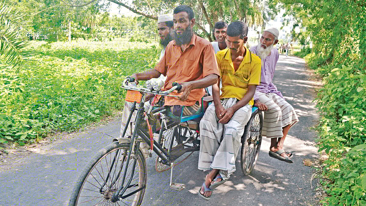 বাবুল প্রামাণিক ব্যাটারিচালিত ভ্যান চালিয়ে সংসারের খরচ জোগান। ছবিটি সম্প্রতি পাবনার মালিগাছা-দেবোত্তর সড়ক থেকে তোলা l প্রথম আলো