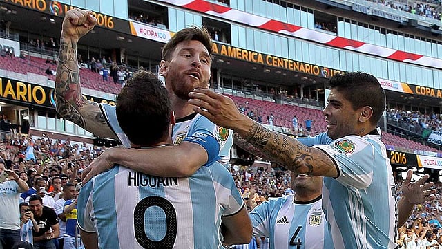 আর্জেন্টিনা শিবিরে জয়ের উৎসব। ছবি: এএফপি