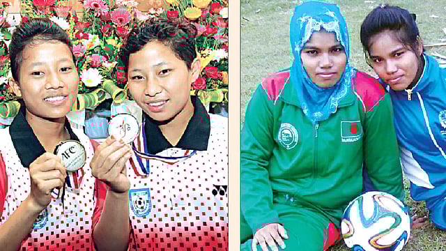 এ বছর এএফসি অনূর্ধ্ব–১৪ আঞ্চলিক চ্যা​িম্পয়নশিপের সোনার পদক হাতে আনাই ও আনুচিং, (ড​ানে) বল​ নিয়ে দুই বোন রিক্তা ও মুক্তা l ছবি: প্রথম আলো