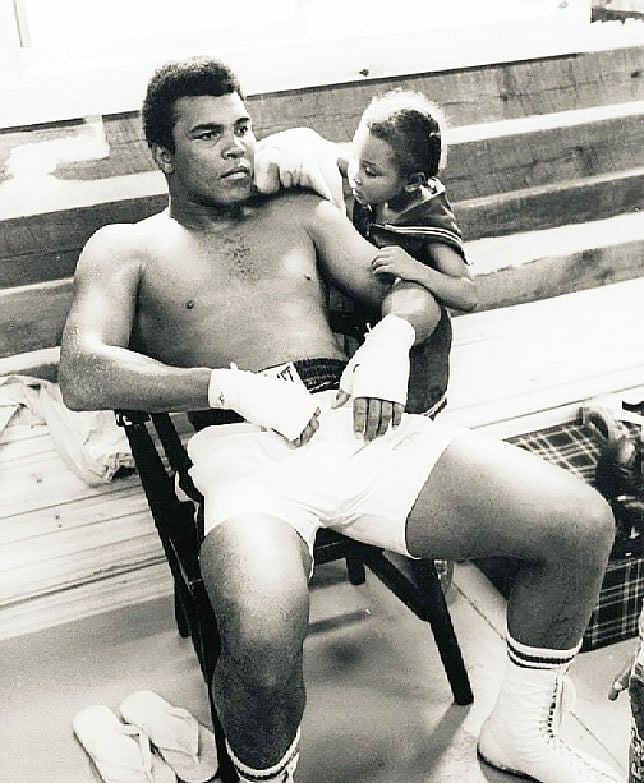 তোয়ালে দিয়ে বাবার গা মুছে দিচ্ছে মেয়ে মারিয়াম