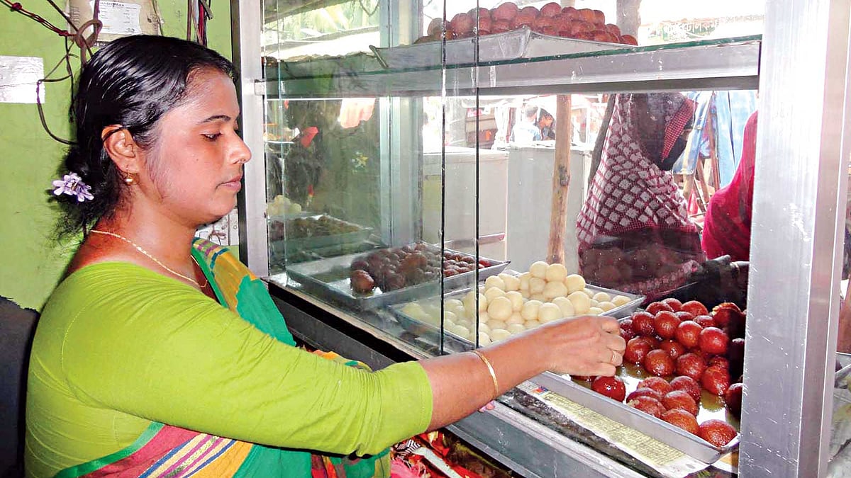 নিজের মিষ্টির দোকানে কাজ করছেন লিপিকা দেবনাথ l ছবি: প্রথম আলো