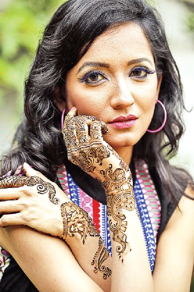 ফুল-পাতা, ময়ূর, কলকি, পানপাতা দিয়ে আঁকা মেহেদির নকশা চলবে