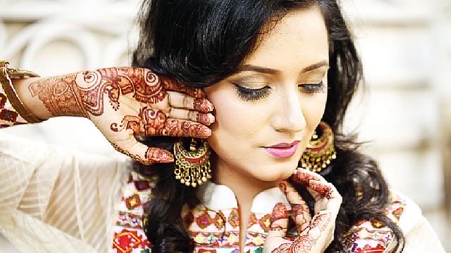 মেহেদির রং গাঢ় করতে আট ঘণ্টা হাত ভেজাবেন না। মডেল: অলিভা, ছবি: সুমন ইউসুফ