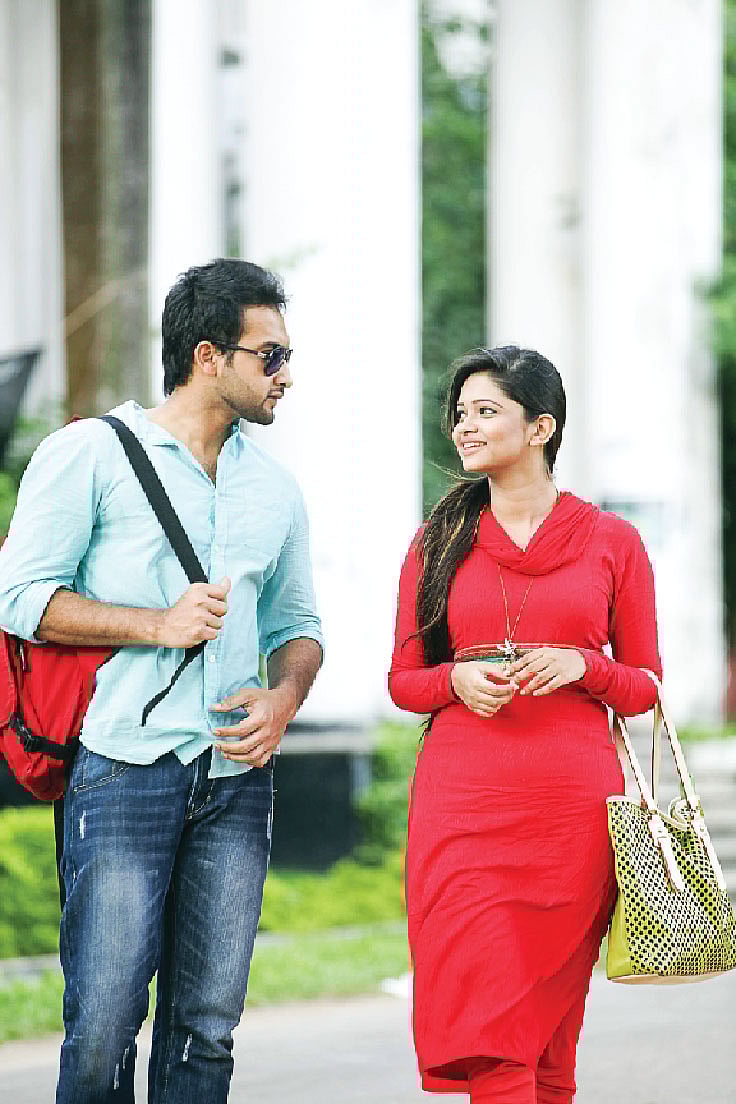 কাছাকাছি, পাশাপাশি চলার আগ্রহ থেকে বুঝতে পারবেন সে প্রেমে পড়েছে কিনা মডেল: অভি ও বেনজির, ছবি: কবির হোসেন
